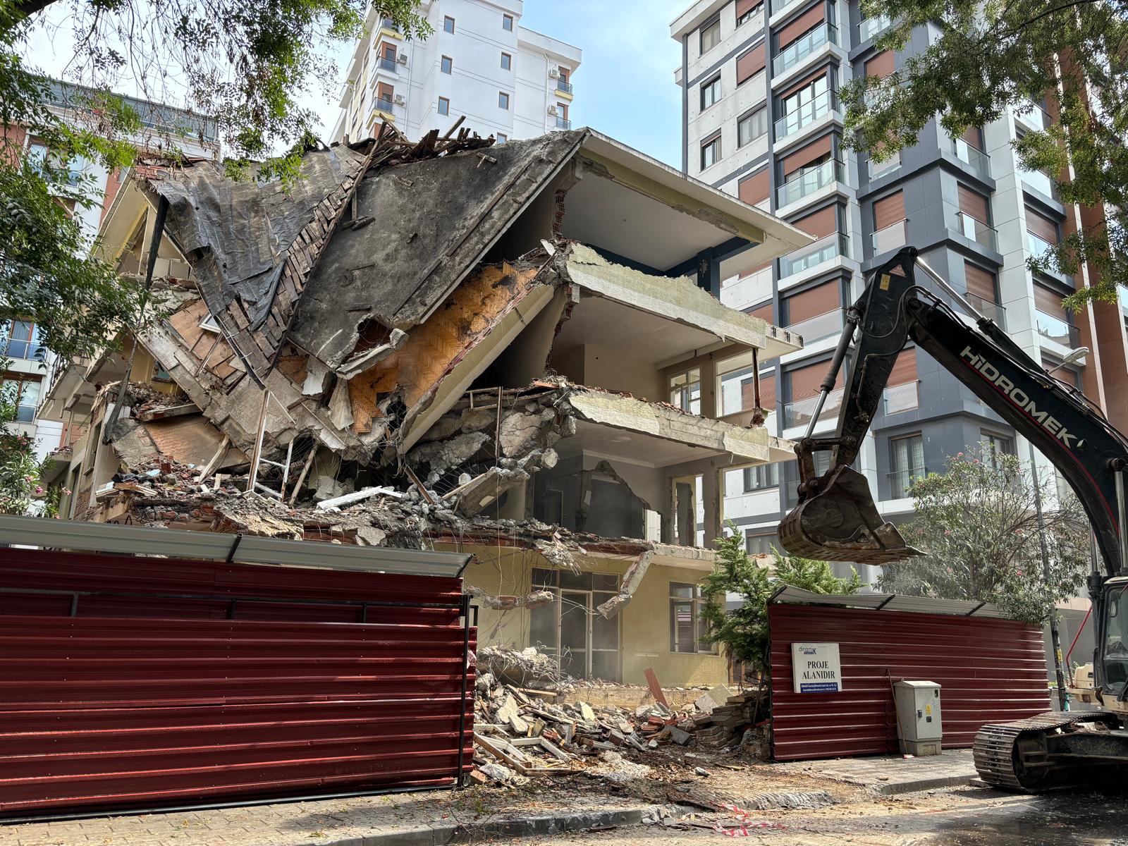 Lalezar Apartmanı Yıkımı